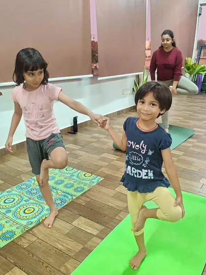The joy of partner yoga for kids! Holding hands in Vrikshasana (Tree Pose) not only helps with balance but also teaches them teamwork and support. It's a beautiful way to make yoga engaging for our youngest students.