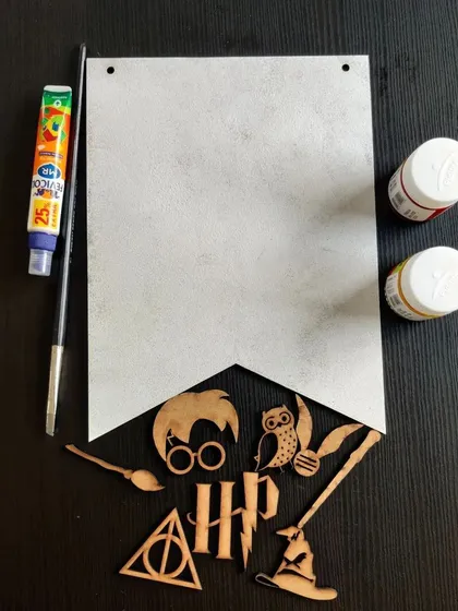 Here’s a peek inside my popular Harry Potter themed kit. Everything is included, from the wooden cutouts and banner to the paints, brush, and glue, so you can start the fun right away!