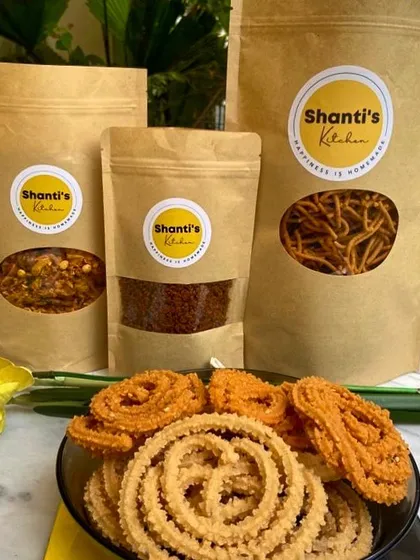 A festive display of my homemade snacks, celebrating the spirit of Onam. You can see different varieties of murukku and other savouries, all packed and ready to be shared during the festival.