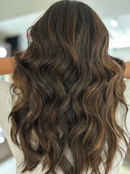 A classic highlight technique creates this beautiful honey beige blend. The soft long layers give this long hairstyle incredible body and a healthy, flowing look.