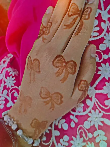 The beautiful stain of a simple bow design, perfect for a modern and cute Eid look.