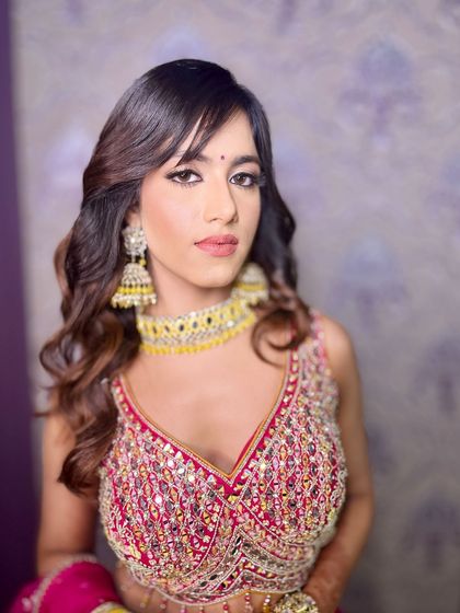 A subtle and nude makeup look to balance the bright colors of her Mehendi outfit. It's all about creating harmony.