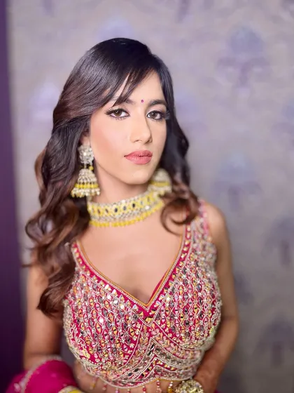 A subtle and nude makeup look to balance the bright colors of her Mehendi outfit. It's all about creating harmony.
