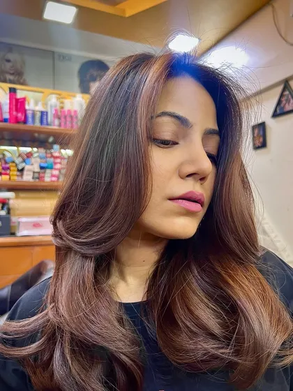 Caramel dreams come true with this gorgeous brown caramel balayage. I used a mini-kiss technique and face-framing highlights for a flawless, glowing result.