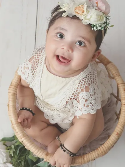 Once your baby can sit up on their own, a whole new world of personality emerges. My sitter sessions, typically for babies 6 to 9 months old, are designed to capture these adorable expressions and milestones. This little one’s happy smile in a simple basket setup shows that sometimes, the simplest moments are the most precious.