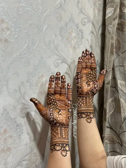 A different pose showing the beautiful symmetry and detail of this minimal bridal mehendi.
