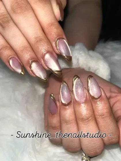 A beautiful cat eye effect with a gold chrome French tip.