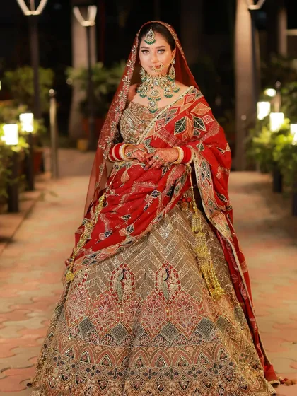A full view of our Noor-E-Jahan bride, reigning with supremacy in her stunning multi-toned lehenga.