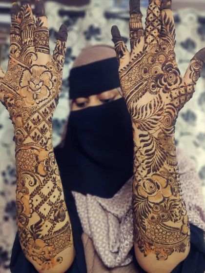 Another view of the mixed-style Dubai design. This angle clearly shows the contrast between the dense, net-like pattern and the open, leafy floral pattern on the opposite arm.