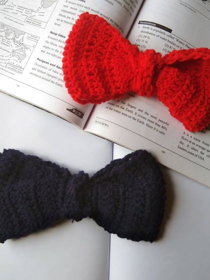 Classic and chic bow clips, available in bold red and classic navy blue. These are perfect for adding a preppy touch to any outfit.