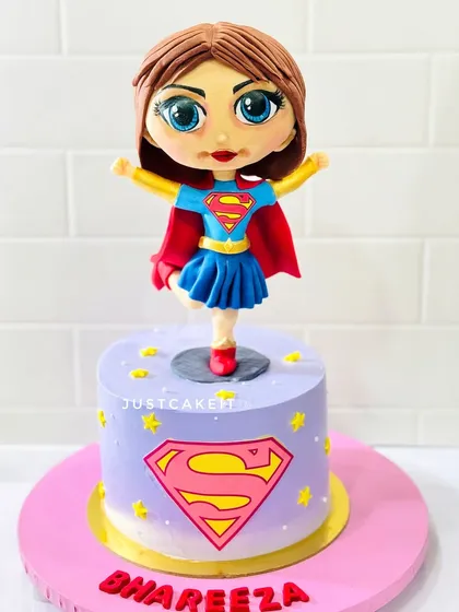 This Supergirl cake features a giant 10-inch edible bobblehead figurine, one of my most challenging structural pieces. I was thrilled that it travelled for five hours and arrived perfectly intact, proving my cakes are built to last.