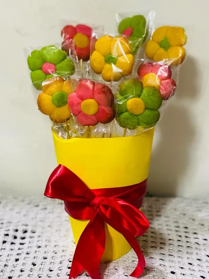 A gift that's both beautiful and delicious, my flower cookie bouquet is a creative alternative to fresh flowers. Each cookie is individually wrapped and arranged to create a vibrant, edible bouquet perfect for any special occasion.