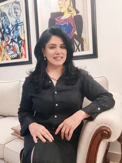 For a relaxed evening out, I wore this comfortable black shirt dress. I added a touch of elegance with a string of pink baroque pearls, which contrasts beautifully with the black.