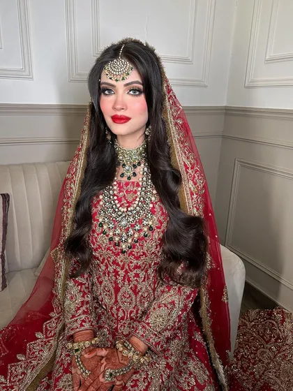 A full view of a stunning Walima bride. The intricate layered necklace and matching tikka create a look of pure grace and timeless beauty, perfect for making a grand entrance.