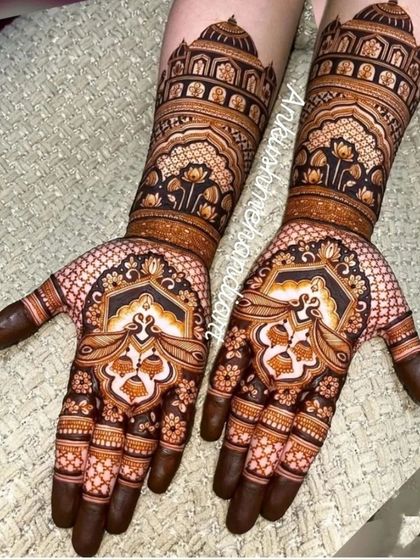 A bold and beautiful design with a large central motif on the palm, complemented by palace architecture on the arms.