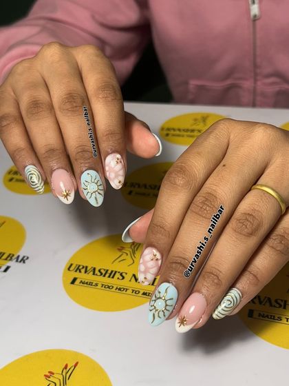 A celestial-inspired set with a dreamy pastel palette. I hand-painted sun motifs, stars, and swirls, combining different designs for a whimsical and artistic manicure.
