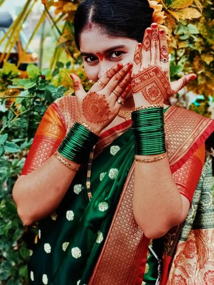 A minimalist mandala design, perfect for festivals like Vat Purnima or for guests who prefer a lighter touch.