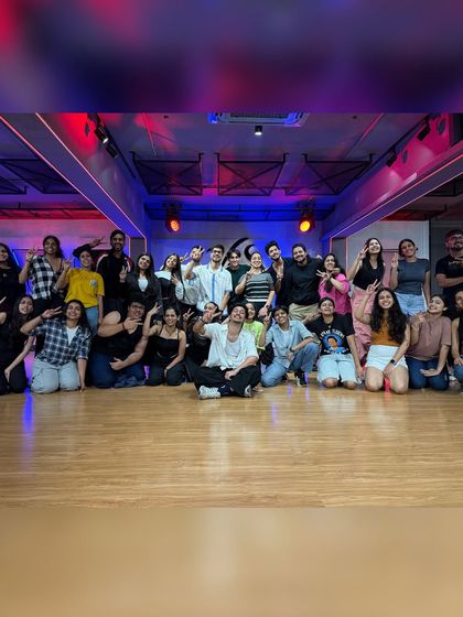 The combination of red and blue lighting creates a vibrant, multi-dimensional look. It’s perfect for capturing dynamic group photos that pop.