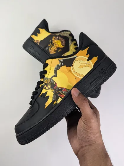 "Get over here!" A shot of Scorpion in his iconic pose, ready to strike. The Mortal Kombat logo is featured on the heel.