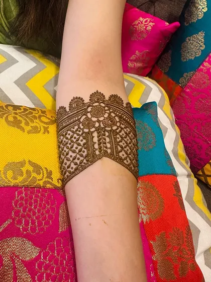 An elegant V-shaped armband design featuring intricate jaali work and floral borders. This piece is perfect for sleeveless outfits and adds a touch of royalty.