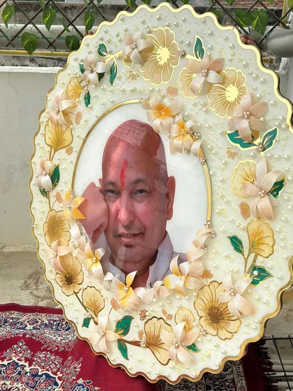 Another beautiful angle of the large Guruji frame, showcasing the scalloped edges and the golden accents that border the piece.