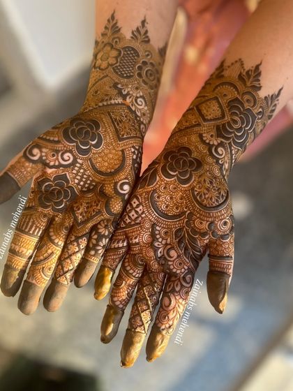 A semi-bridal design that's also perfect for guests of honor. It features dense patterns on the palms and fingers.