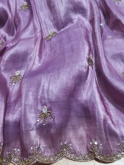 This lavender crush tissue saree features small, delicate butis embroidered all over. The fabric is incredibly lightweight, making it a pleasure to wear for long hours during festivities.