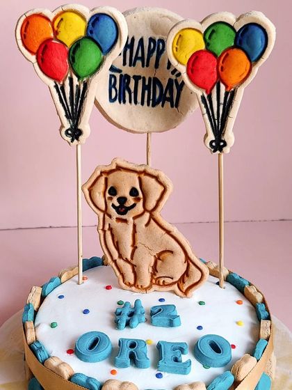 This cake for Oreo the Golden Retriever features a simpler cookie portrait, perfect for capturing the friendly face of a retriever.