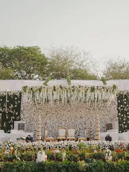For a clean, sophisticated aesthetic, I designed this expansive all-white floral backdrop. This large-scale installation is perfect for conferences and summits, providing a professional and visually stunning focal point that commands attention.