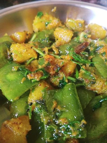 Sheem Kumro Pishpash, a delightful winter vegetable dish with flat beans and pumpkin, flavoured with coriander and a hint of mustard paste. It tastes absolutely divine with warm steamed rice.