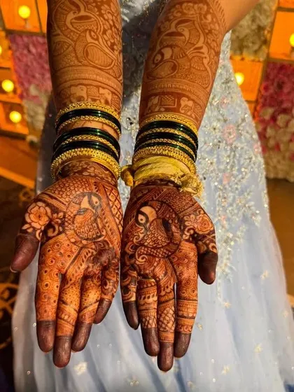 The rich stain of this mehendi makes the peacock and elephant motifs look even more stunning.