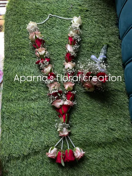 I can create matching sets for your wedding. This order included a rose varmala and a coordinating floral piece for the hand or coat, ensuring a consistent theme.
