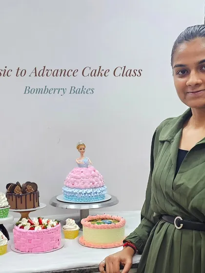 This is the best part of my job. Seeing a student like Prachi, who came all the way from Delhi, proudly stand with the collection of cakes she made during her Basic to Advanced class. This is the "I made that!" moment I love to create.