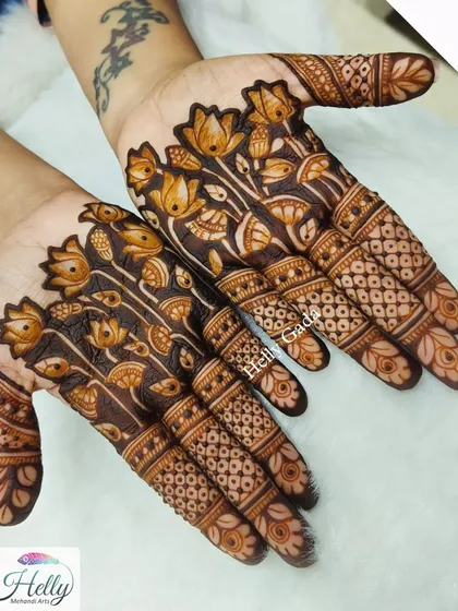 A simple and beautiful design focused on the lotus flower. The back of the hand is covered in blooming lotuses, a symbol of purity and beauty.