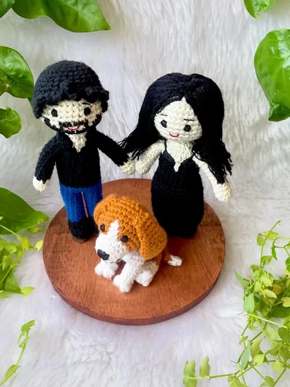 This family portrait in crochet features a couple and their sweet beagle. The dolls are attached to a solid wood base, making them a perfect display piece for your home.