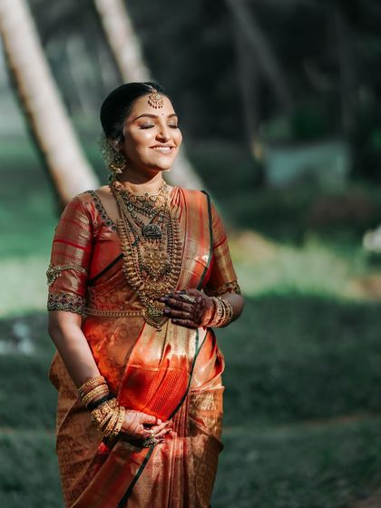 Bathed in sunlight, Rashmi's pregnancy glow is undeniable. The saree's rich color and texture enhance her natural radiance.