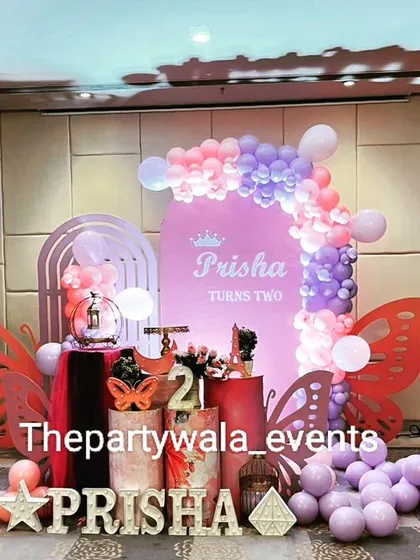 I love creating magical settings like this grand Fairy Tale Butterfly theme. This setup features large, decorative butterfly wings, silhouette cutouts, and a beautiful balloon arrangement in soft pinks and purples, perfect for a truly special birthday.