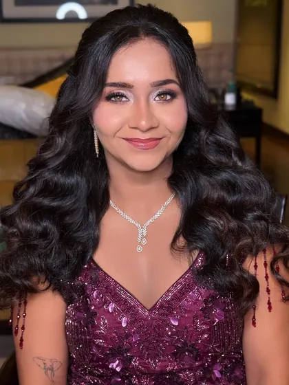 A closer look at this gorgeous reception makeup. The focus is on her sparkling eyes, achieved with a soft glitter and defined liner, paired with a natural lip color. 🤍