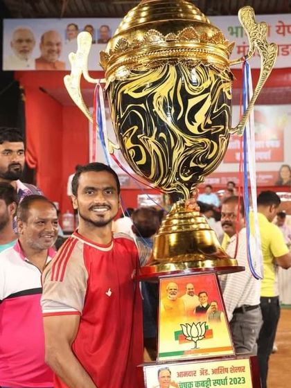 Akshay Soni proudly holding the magnificent tournament trophy.