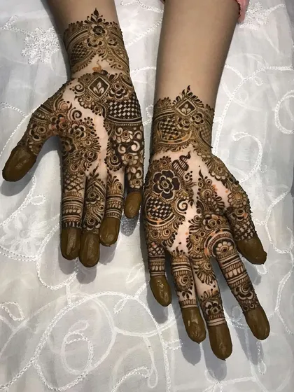 A beautiful example of a non-bridal yet intricate design, perfect for a bridesmaid or for celebrating a festival like Eid or Karva Chauth.