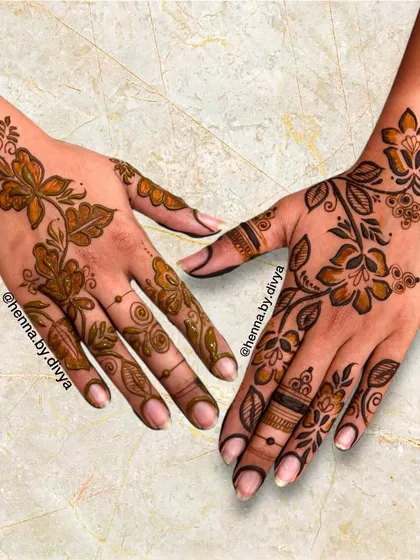 This is another beautiful example of a floral vine or "bel" in the Arabic style. The pattern gracefully adorns the back of the hands, making it a popular choice for engagements and parties.