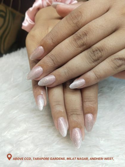 A dazzling glitter ombre manicure. This style features a natural base that fades into a dense, sparkling silver glitter at the tips, perfect for a glamorous and eye-catching effect.