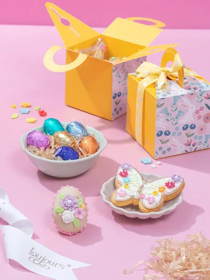 Our smaller Easter gift boxes, perfect for party favours or small gestures. They are filled with mini chocolate eggs and a decorated cookie.