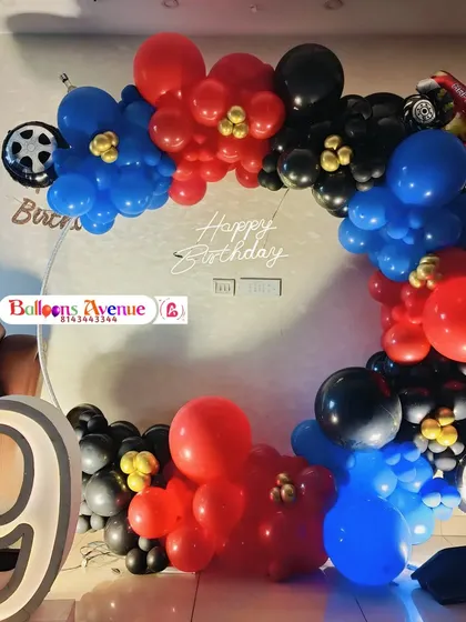 Another angle of the race car balloon ring, perfect as a photo backdrop for the party.