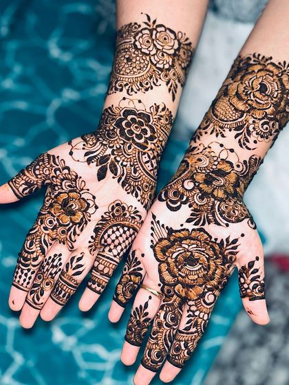 This floral design has a beautiful mix of bold flowers and delicate, trailing vines.