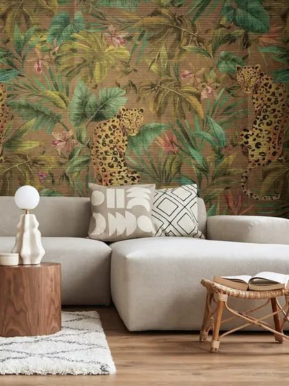 We invite you to express your personality with bold and captivating designs. This tropical wallcovering, featuring majestic leopards amidst lush foliage, creates an immersive and sophisticated escape within your own home.