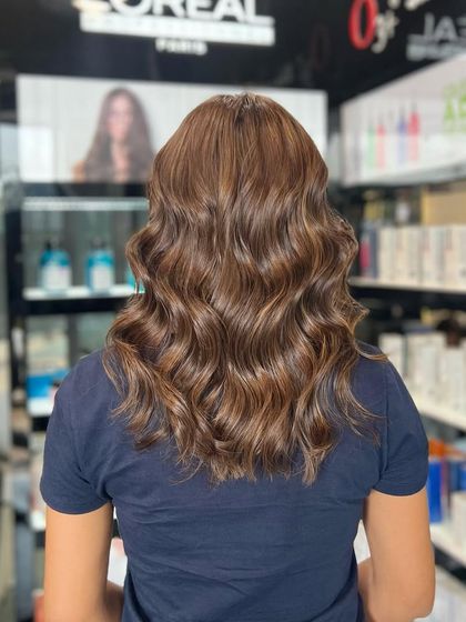 Another beautiful example of an Air Touch balayage. The highlights are seamlessly blended for a natural, sun-kissed look on this medium-length hair.