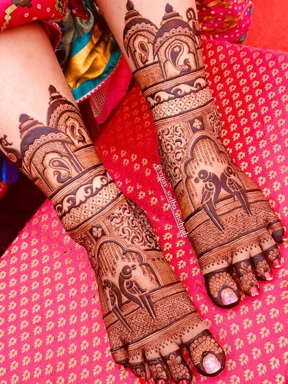 Another view of the parrot and jharokha foot design, showing the beautiful symmetry between both feet.