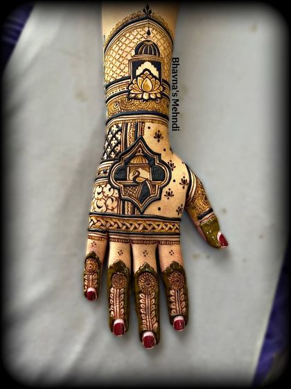 An elegant hand design with a swan motif inside a jharokha, perfect for someone who loves graceful and traditional patterns.