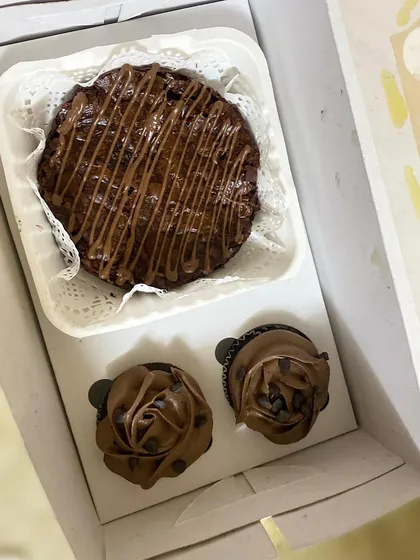 The perfect combo for any chocolate lover. This box pairs our fudgy, round brownie cake, drizzled with more chocolate, with two rich chocolate cupcakes.